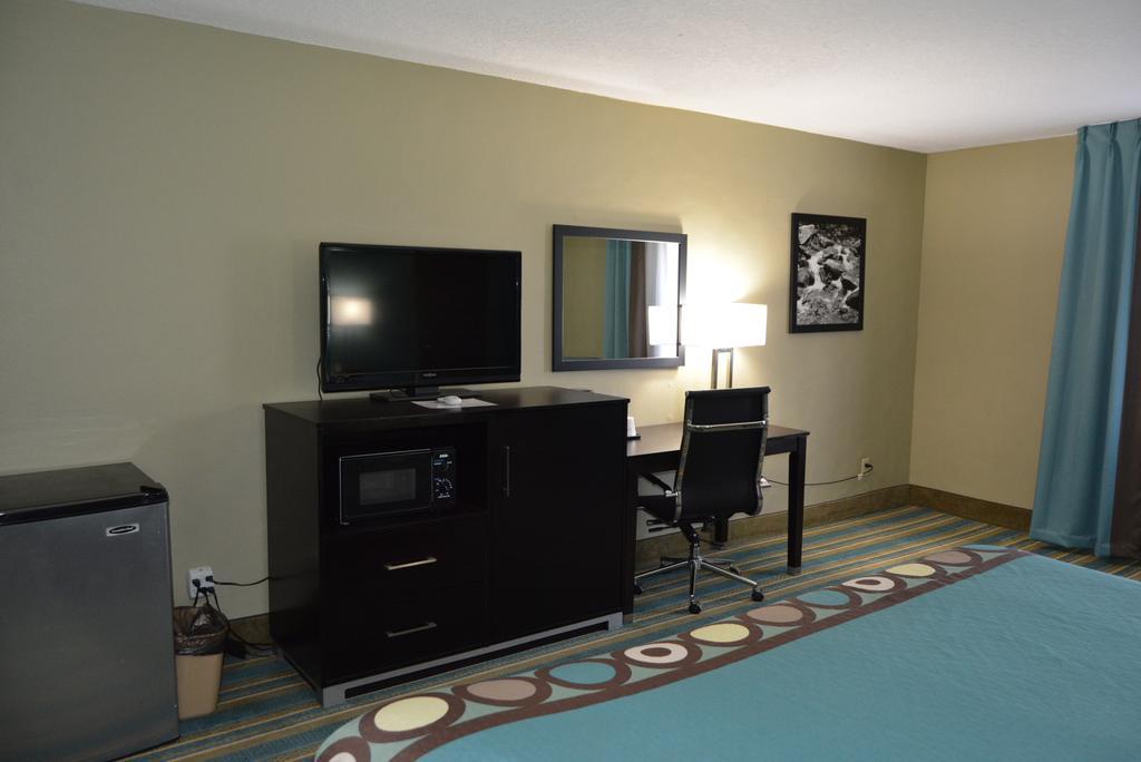 Super 8 By Wyndham Sulphur Exterior photo