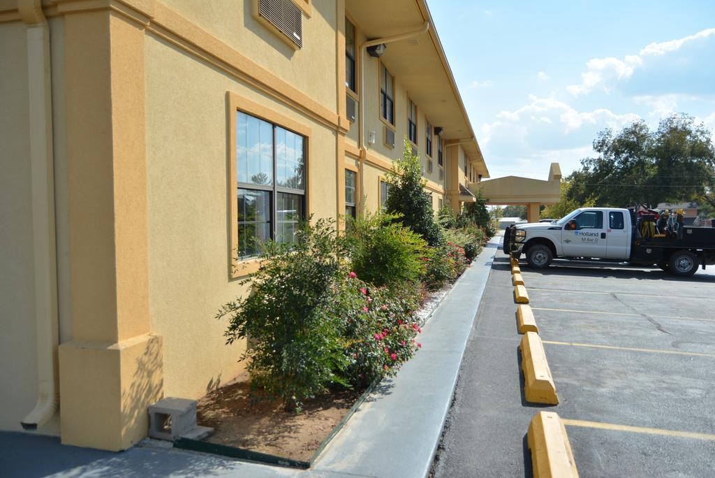 Super 8 By Wyndham Sulphur Exterior photo
